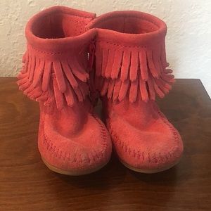 Minnetonka moccasin booties Toddler Size 8 in pink.